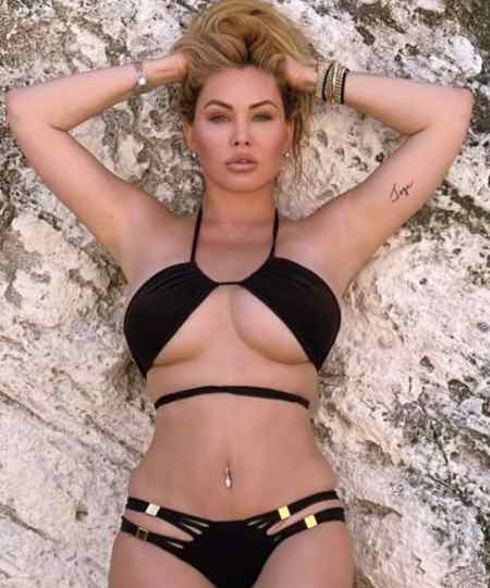 Shanna Moakler exhibits her photo